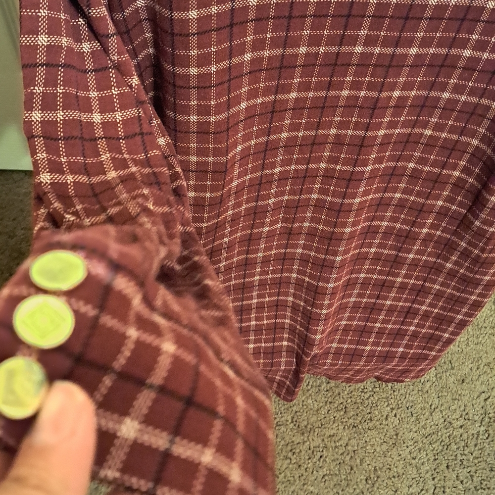 Liz Claiborne Women's EUC LS Top, 3 snap gold tone , and snaps on sleeves - Picture 5 of 6